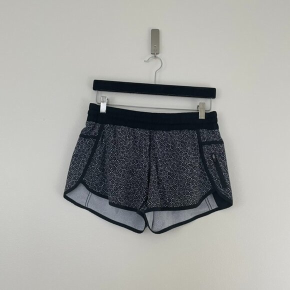 Lululemon Tracker Short IV Freckle Flower Black White Size 8 - Picture 1 of 5